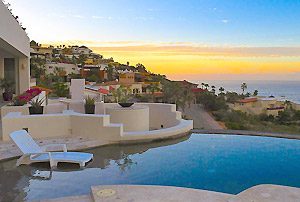 Cabo San Lucas vacation rental Villa Perla de Law overlooks the Pacific Ocean.