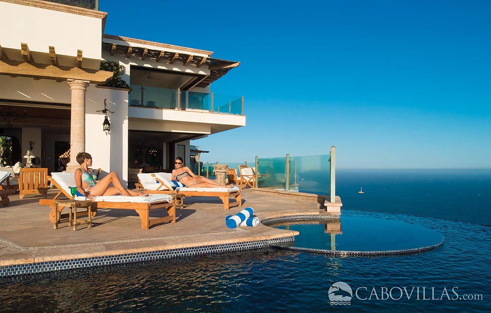 Villa Turquesa is a spacious and luxurious vacation rental perfect for groups in Cabo San Lucas Mexico